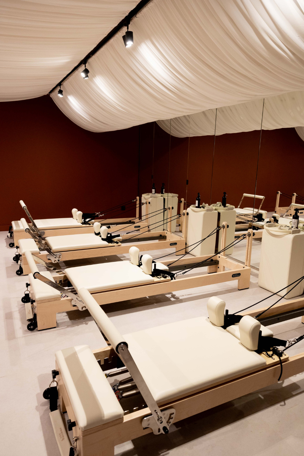 salle studio de reformer machines chariots avec ressorts